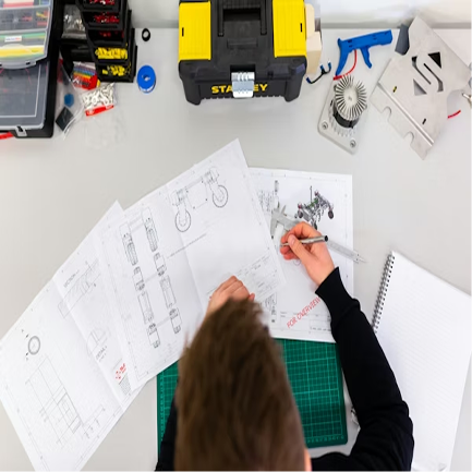 Technicienne Global Industrie au travail